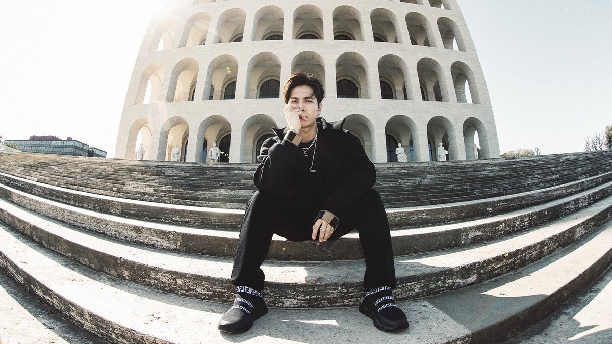 TianxiaJacksonW's tweet photo. 051418 FENDI Chinese Official Website updated (2/2)
😎
👉🏻 https://t.co/gUeegjr0rS
#JacksonWang #王嘉爾 #王嘉尔 #잭슨
#Fendi #FendiMen #FendiFF #FFreloaded https://t.co/rr2Ahqh1BC