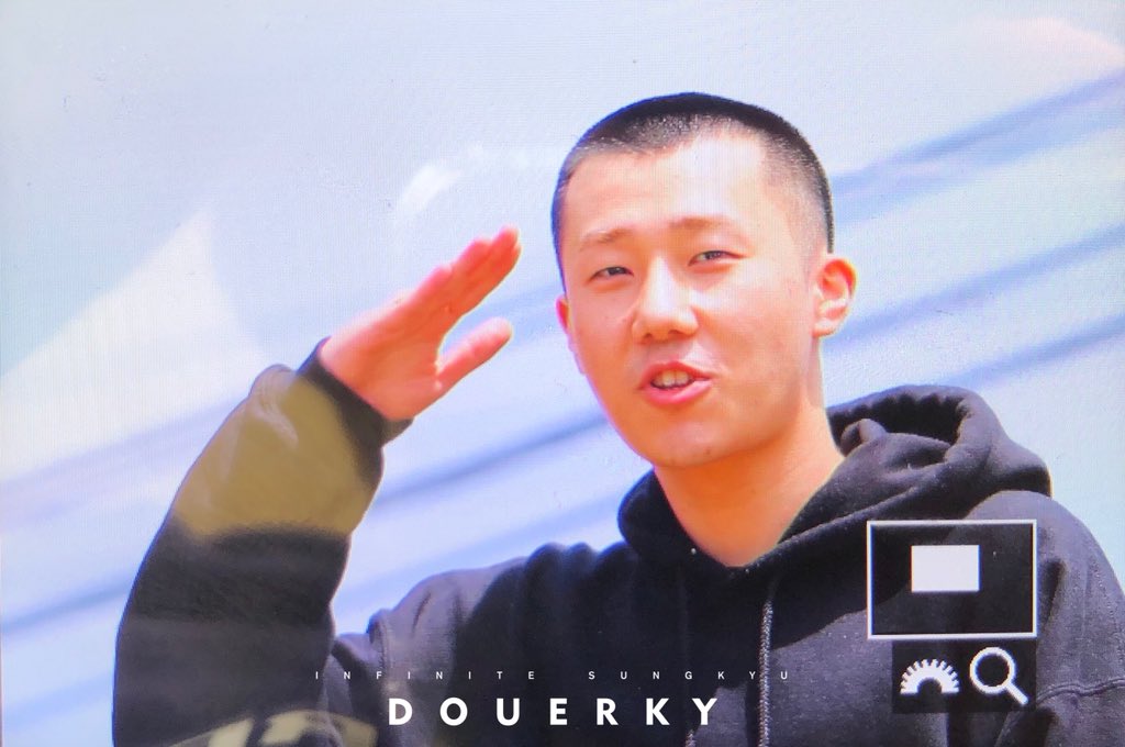 douerky's tweet photo. 울 오빠 오늘 군대 갔어요 ㅠㅠㅠ.ㅠㅠㅠㅠ https://t.co/ENGe6XMCmH