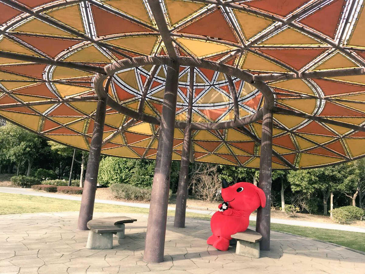 チーバくんキャラバン隊 幕張海浜公園 Bブロック チーバくんがインスタふっかつの投稿で使ったお写真は幕張海浜公園 Bブロック で撮ったものです チーバくんを探せ 4話のロケ地でもあり 遊具や大きな帽子の形の休憩所 花時計などもあります 春