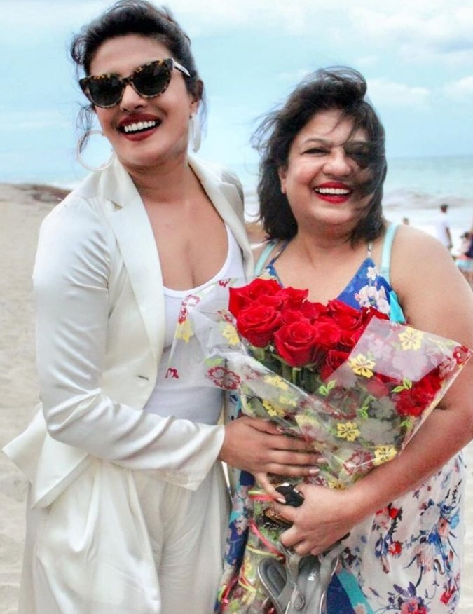 spree_world's tweet photo. From Bollywood To Hollywood No Stars Missed To Wish Their Mom's Happy Mothers Day #SEW #arjunkapoor #kajoldevgan #priyankachopra #therock #janvikapoor #SEW2018 #SpreeEntertainmentWorld #mothersday #bollywoodactress #Bollywoodsupport #Bollywood #hollywoodactor https://t.co/exmnNH9hU0