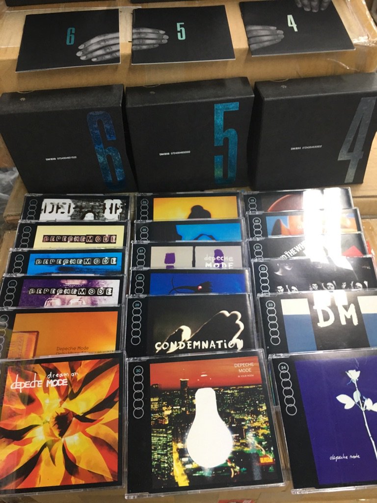 recofan_used's tweet photo. DEPECHE MODE CD SINGLE BOX SET ×6 #depechemode #singlebox #デペッシュモード #maxisingle https://t.co/DcpzGP9hwb