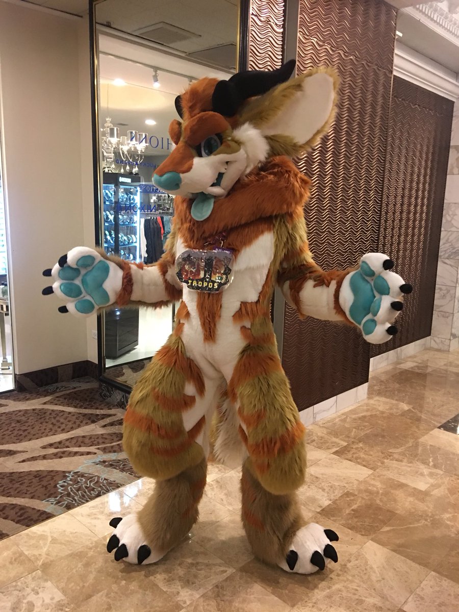 I got to meet the handsome <a href="/palacebeast/">PAL🐾🏙</a> at #BLFC2018 ! Those HUGS! And so large in person!