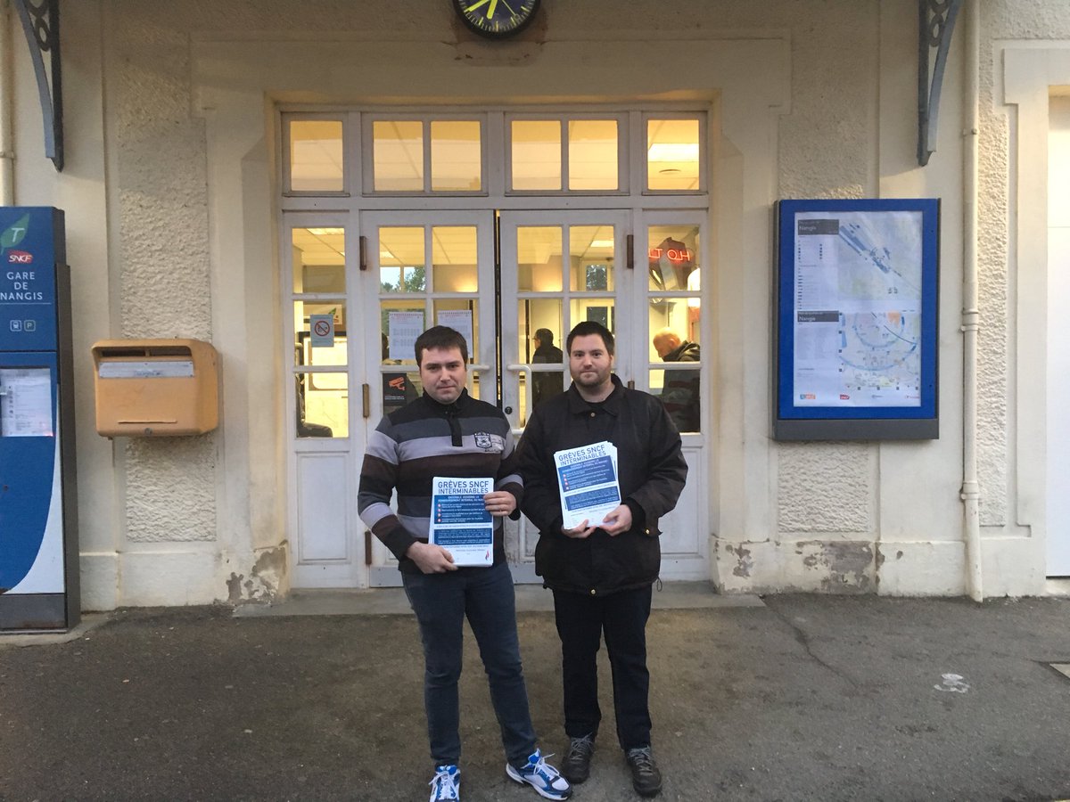 AymericDurox's tweet photo. Tractage matinal en gare de #Nangis pour demander le remboursement intégral du pass Navigo pour tous les usagers! Excellent accueil, le Front seul parti présent. #FN77 #GrèveSNCF https://t.co/yUYnlHhS8V