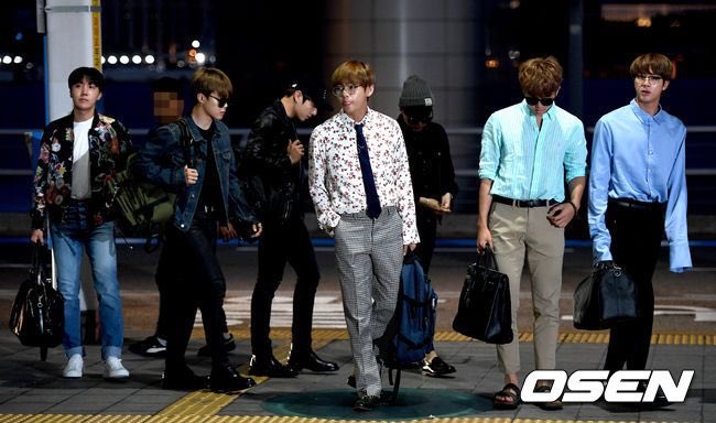 ironchim's tweet photo. 2017 BTS: dresses up for airport photos on their way to their first American award show. 

2018 BTS: wears whatever they want. this is just another work day for bangtan. https://t.co/mioqvvqCG6