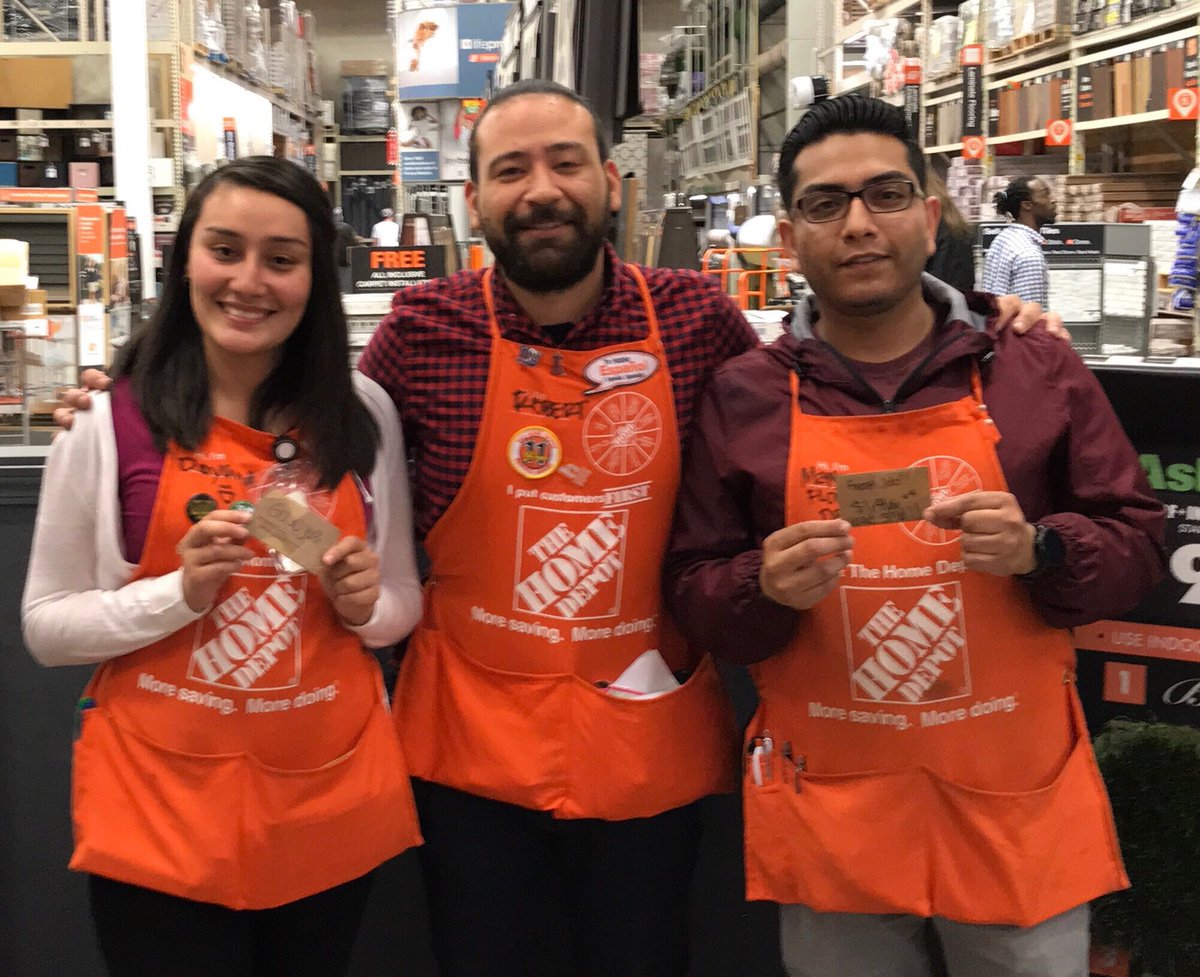 RobFlo88's tweet photo. #LeadInSalesWin Shoutout to Dayana and Armando D23 Specialist driving the business with quality leads!! #D223LA #OrangeBlooded #Sunset6616 #TeamSickenger #TeamSpecialty https://t.co/4UGLqeEREQ