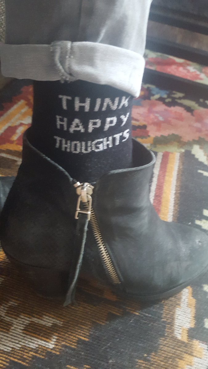 HopeSocks's tweet photo. Normaal gesproken draag ik geen "saaie" zwarte #sokken. Maar voor deze maak ik graag een uitzondering. #happymonday #happythoughts #happyweek #heppiedepeppie #socksofhope #payitforward https://t.co/KfsuEzOPxR