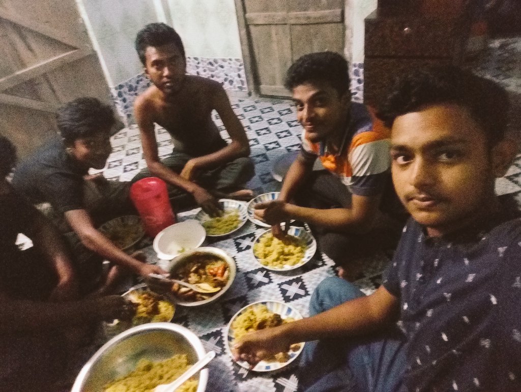Sksumonislam's tweet photo. পুরাতন সব #বন্ধুদের সাতে সুন্দর একটি #বোনভোজন।সবাই এক সাতে হয়ে অনেক মজা করলাম। https://t.co/vIGbNJWspu