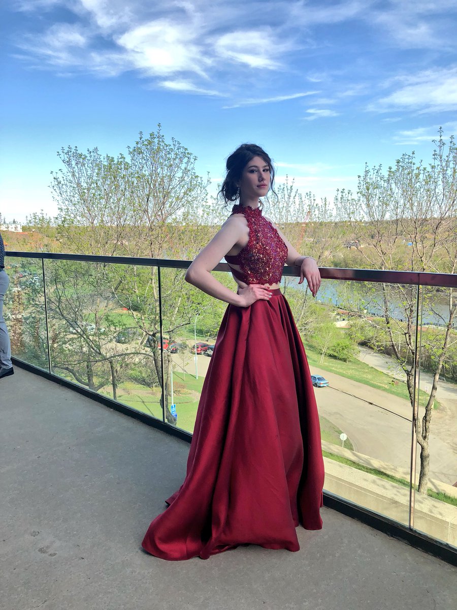 the__worst__'s tweet photo. no vanity but, the only thing im going to think of for the rest of the week is how gorgeous i looked at grad yesterday https://t.co/cALfwojEik