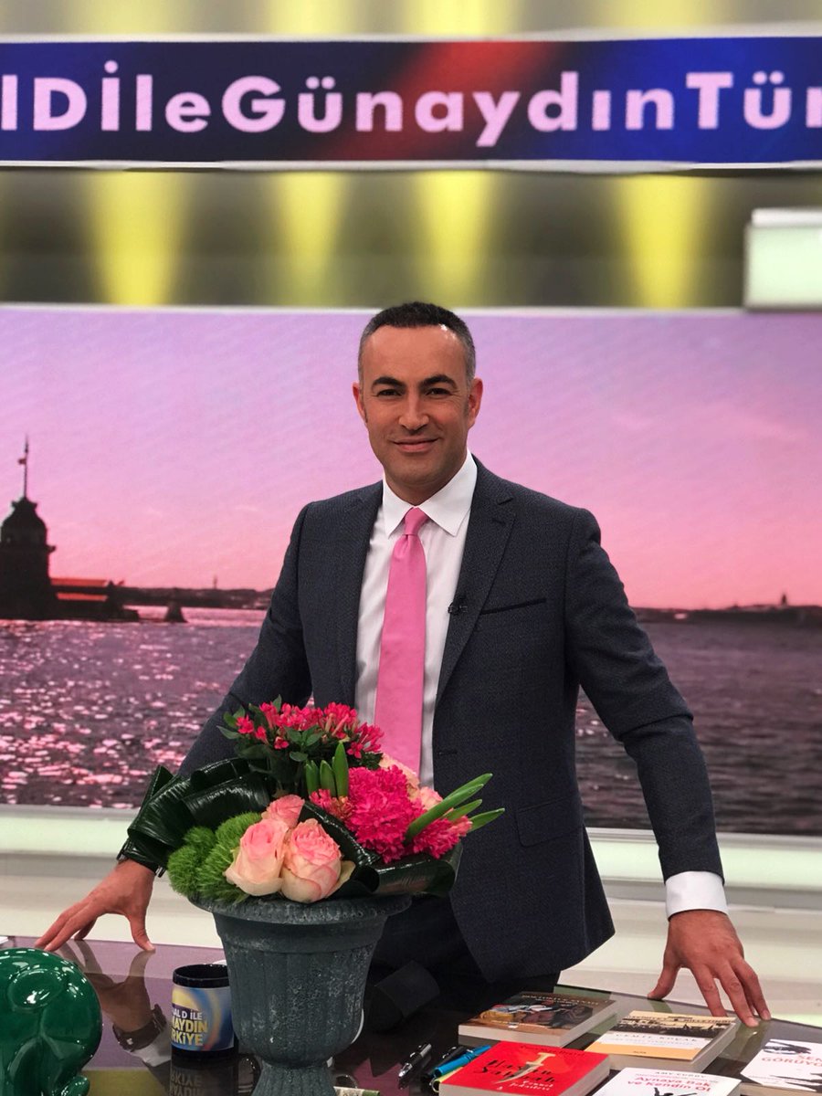muratguloglu's tweet photo. Habere devam! #KanalDileGünaydınTürkiye #evinizinoglumuratguloglu @KanalD #Pazartesi 🍀🌼👍 https://t.co/hN6MDx847u