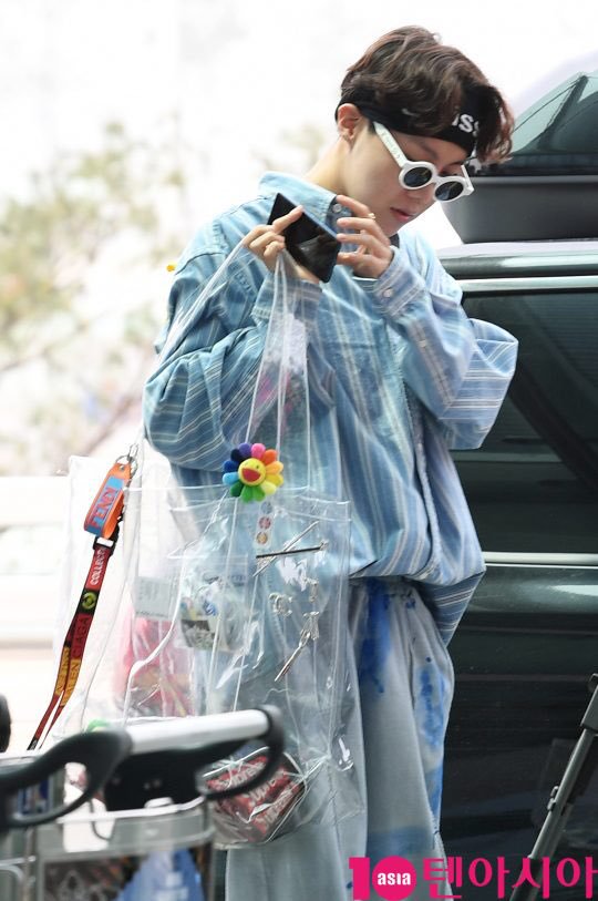 taesnowhite's tweet photo. LOOK HOW CUTE HOSEOK'S BAG IS https://t.co/YWAB5ePH2S