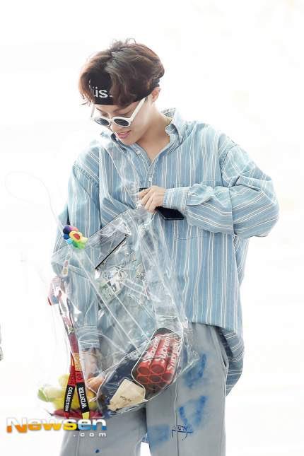 taesnowhite's tweet photo. LOOK HOW CUTE HOSEOK'S BAG IS https://t.co/YWAB5ePH2S