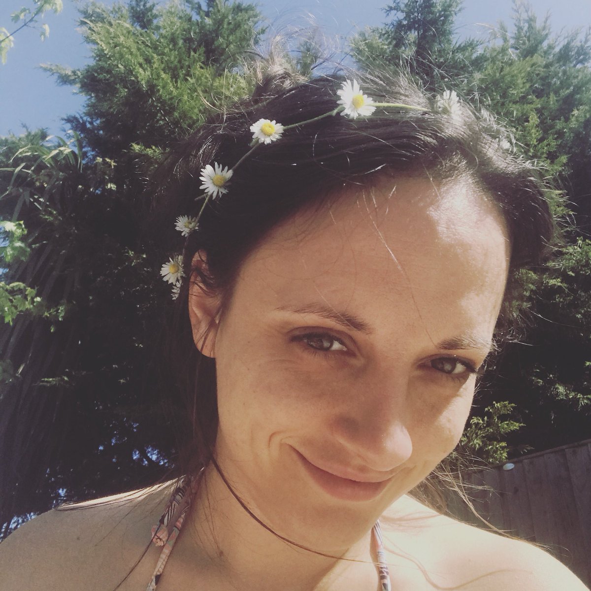 of_equilibrium's tweet photo. It’s the little things in life, like making daisy chains, always takes me back to my childhood when everything seemed so simple and we felt carefree, today was one of those days.#inthemoment #carefree #nocareintheworld #daisychain #freespirit #bliss #gettingbacktonature https://t.co/YmChITOhOu