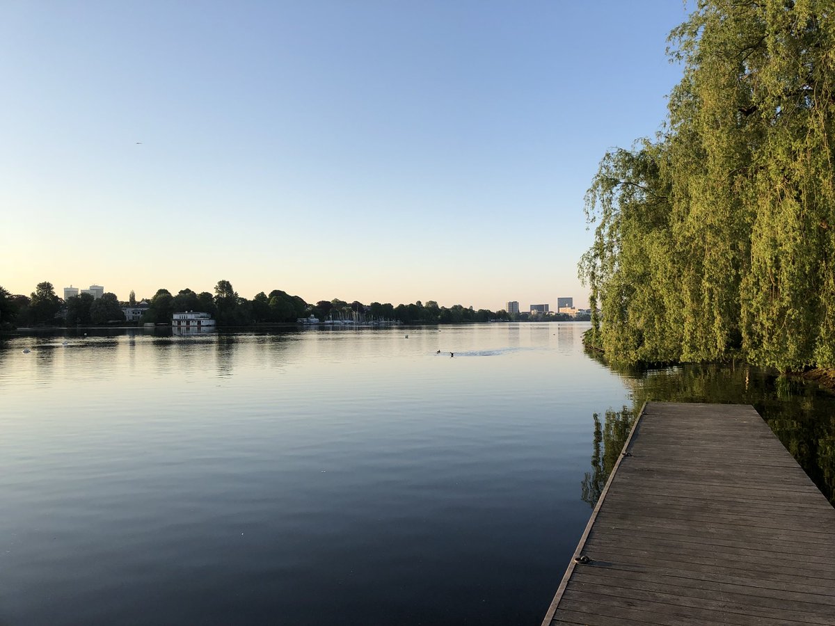 manfred_boe's tweet photo. No better way to start another busy week! #runhamburg #morningrun #hamburg #alster #laufeninhamburg #inspiration https://t.co/m9YFbsjG3F