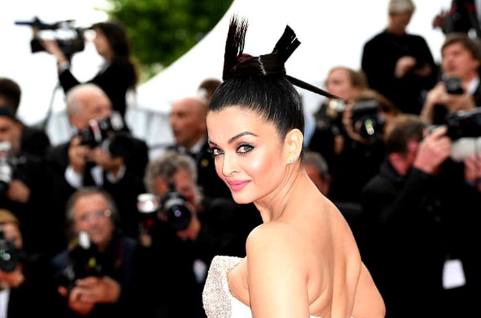 BollywoodCamp's tweet photo. #CannesFilmFestival #RedCarpet Walk Of #AishwaryaRaiBachchan Looks Like a #Princess See Images LINK-https://t.co/10ZtdaLK4I https://t.co/nP8WhpruoO