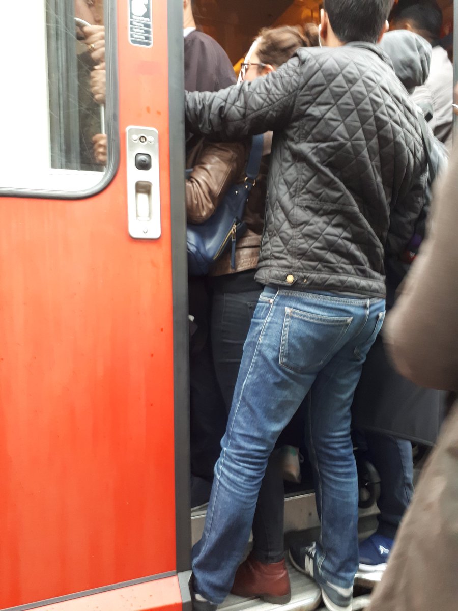latourpg's tweet photo. Merci les cheminots #RERC_SNCF certains bossent ... https://t.co/8WcUG8evXo