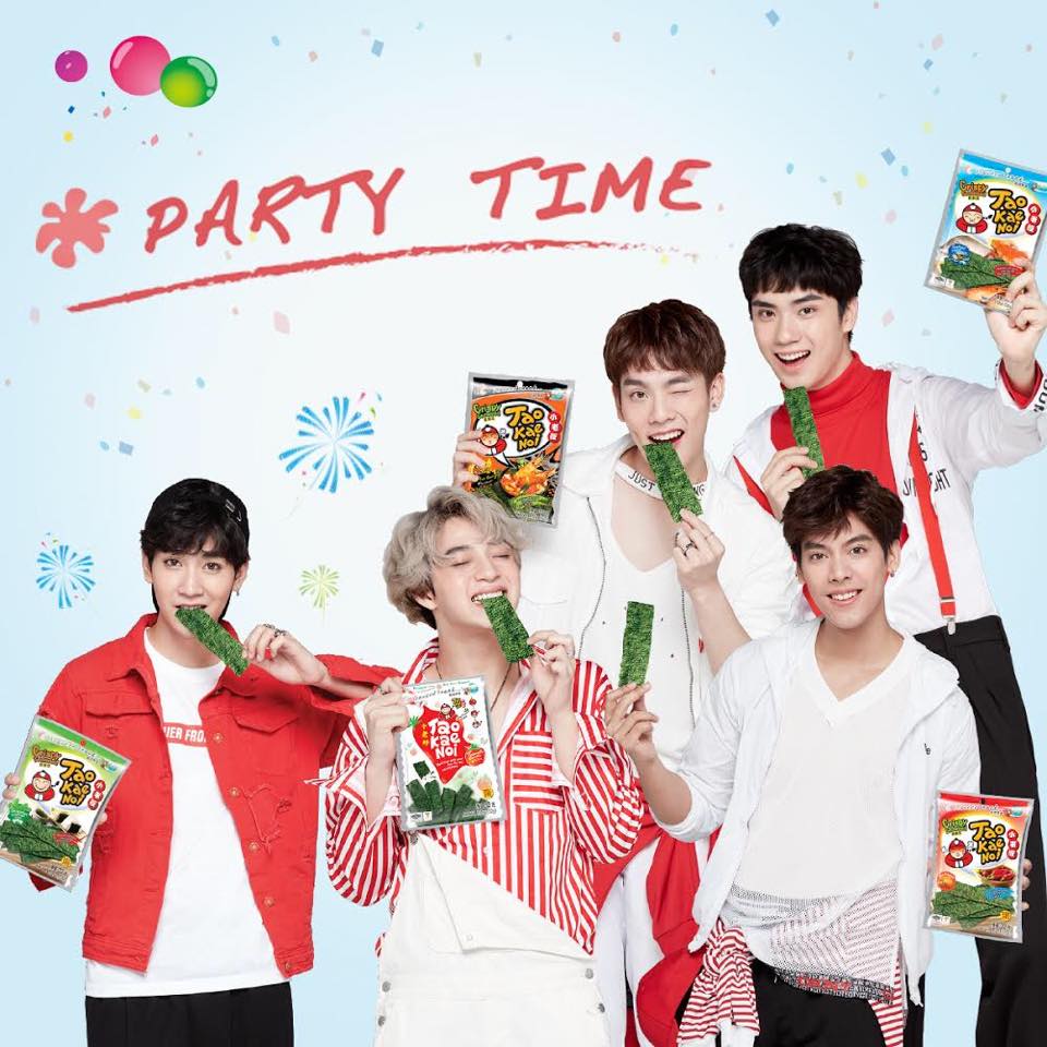 TaoKaeNoi_Indo's tweet photo. Waktu pesta! MARI me"LAUT" BARENG SB FIVE! Mari Melaut dan makan Taokaenoi bersama SB FIVE!
#TaoKaeNoiGlobal #SeaweedisTaoKaeNoi #TaoKaeNoiSBFive #TaoKaeNoiClub #TaoKaeNoi #TaoKaeNoiSeaweed #YourSnack #YourChoice https://t.co/lkAacr0azq