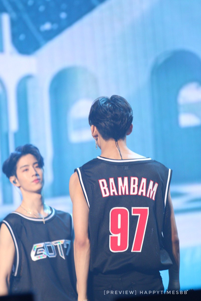 Katanpimark's tweet photo. สัมผัสถึงสายตามาร์คเวลามองแบมอะ ได้ยินท่อนเพลงแบบ "อยากจะกลืนกินเธอทั้งตัวไม่อยากเหลือไว้ให้ใครได้กลิ่น" #MarkBam #EYESONYOUINBKK https://t.co/K3Rz2xBTG4
