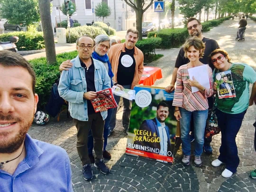 altraideadicitt's tweet photo. #AltraideadiCitta' continua con i volantinaggi soprattutto nei posti abbandonati,cresce l'interesse per il #programma, guardalo qui 🖖
https://t.co/I5h5ZU5O4u, o scaricalo 👇 https://t.co/fTpYojFiRD
#CondividereAncona è un dovere, #ScegliilCoraggio con #FrancescoRubini @rubega91 https://t.co/LZ6PwDEaBx