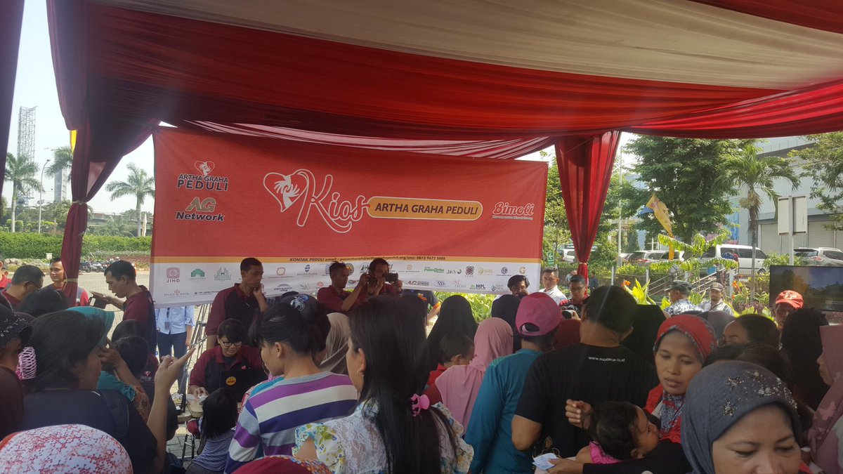 mrHotelier's tweet photo. Despite of chaotic situation, #agppasarmurah committed to provide groceries at an affordable cost to our surrounding communities #giveback #AGPeduli #PasarMurahAGP #PasarMurahRamadhan18 @agpeduli https://t.co/HlldO1mtIg