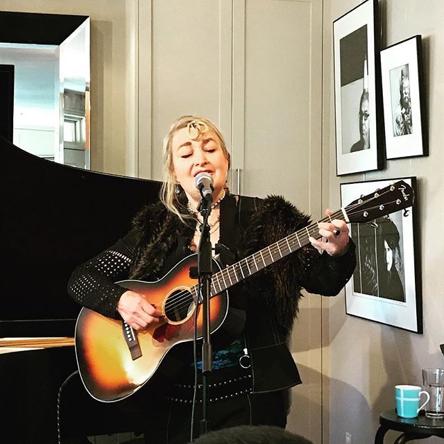 What an amazing Sunday afternoon spent listening to the incomparable @janesiberry  in this intimate salon style setting in a private home
#janesibbery #angelicvoice #afternoonconcert #canadian #singersongwriter #poet #sundayouting ift.tt/2wGZLDE
