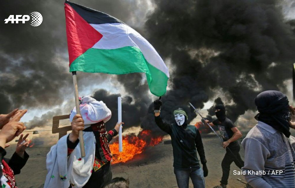 AFP's tweet photo. #UPDATE Violent clashes erupt along the Gaza Strip's border hours ahead of the controversial opening of the US embassy in Jerusalem, leaving 16 Palestinians dead from Israeli fire and hundreds more wounded https://t.co/ptRrE2jbph https://t.co/Hq8SMaiDrB