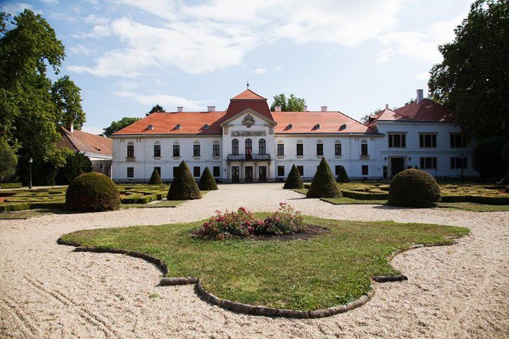 VineyardKapolna's tweet photo. #HungaryGuide: Here are the most beautiful #castles in Hungary 
➡️ #Hungary #WhatToSeeBUD #WhatToDoHUN #sightseeingHUN #ToDoHUN #oldHungary 
Read more https://t.co/UoTOuDILiO
Pictures https://t.co/ChEWwJcTrG