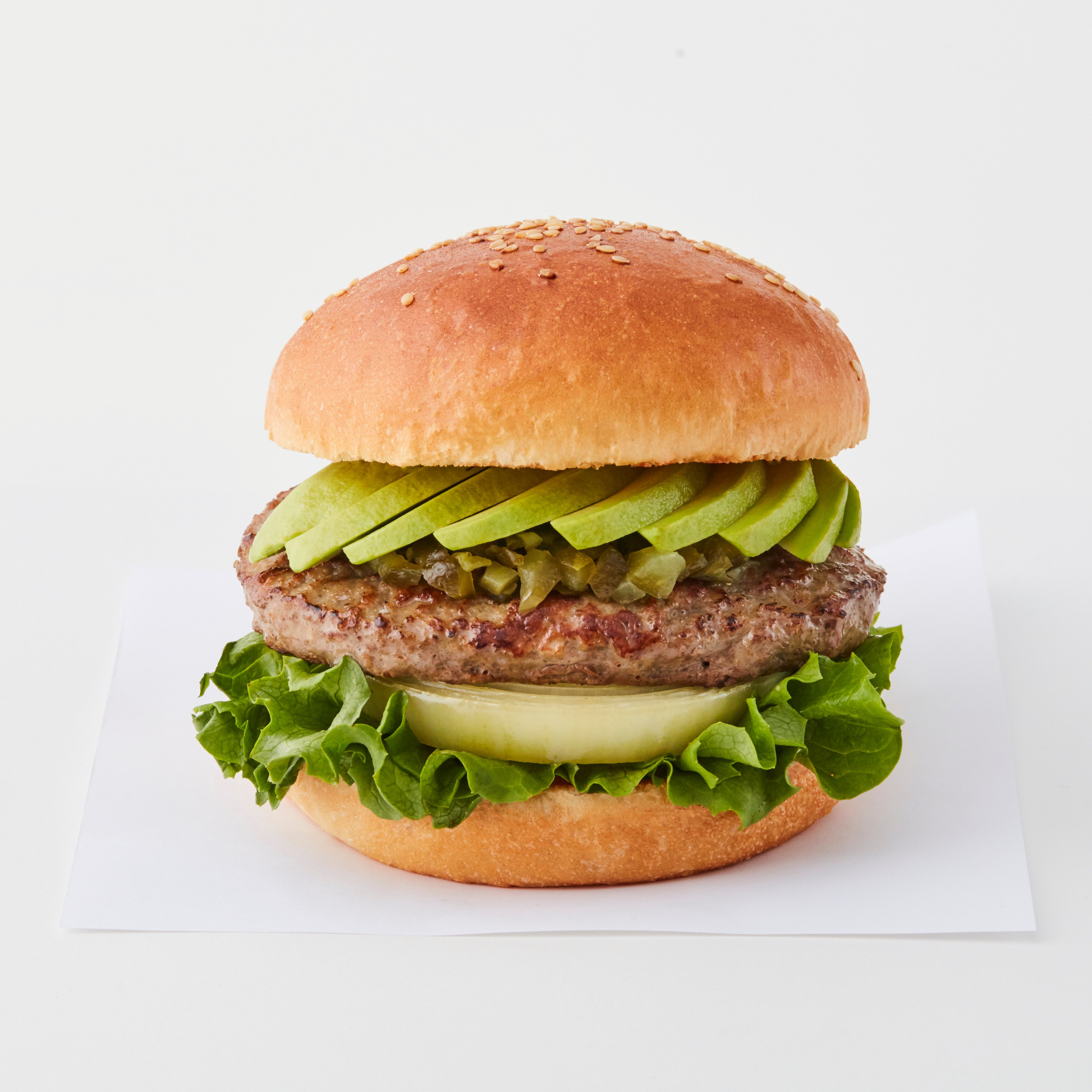 フレッシュネスバーガー 公式 クラシックアボガドバーガー 栄養たっぷりのアボカド1 2個を贅沢に使ったプレミアムな ハンバーガー アボガドとパティの相性は抜群です クラシックアボカドバーガー フレッシュネスバーガー フレッシュネス