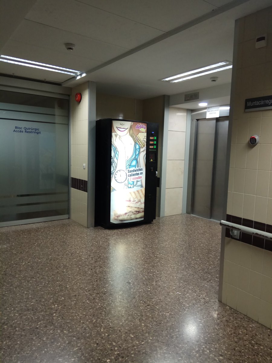 No sé si es por mí profesión, pero ahora mismo podría entrar sin problemas en el bloque quirúrgico del Hospital Clínico de Valencia sin problemas, usan el mismo código chorra todos los que acceden.
Deberían de mejorar la seguridad, la verdad...#security #hospitalclinicovalencia
