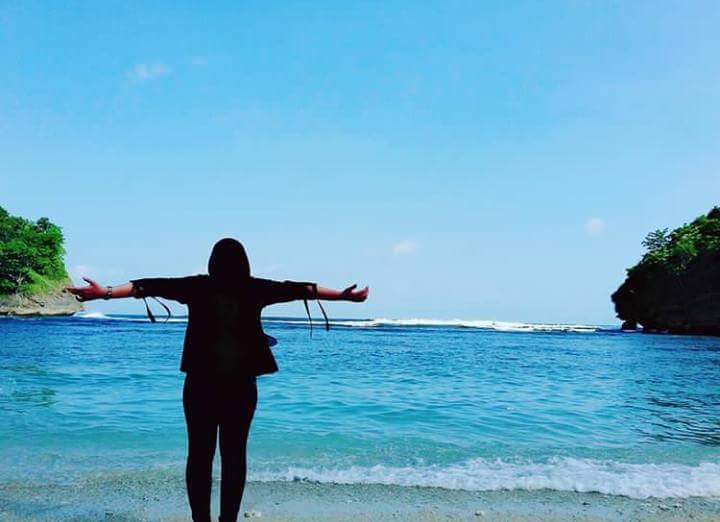 Ketika kau marah tanpa jelas..
Ku makin menyayangimu.
Ketika kamu meminta maaf ku sllu mendoakanmu,ketika kamu diam dan tak ada kabar kau sllu menguatkanku dengan keyakinanmu..
Ku ingin kau tau tanpa kau sadari ku sllu merindukanmu dan berharap kaulah jodohku tak ingin yang lain