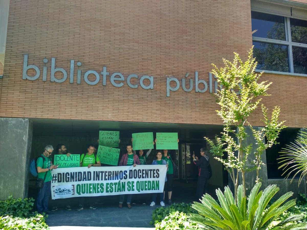 iusevillaciudad's tweet photo. 📷 Mandamos un abrazo solidario y todo nuestro apoyo a los/as docentes interinos/as que en estos momentos permanecen encerrados/as en la biblioteca Infanta Elena. ¡Ánimo compañeros/as! ¡La educación pública no se vende, se defiende! ✊ https://t.co/DGO6jyEAcE