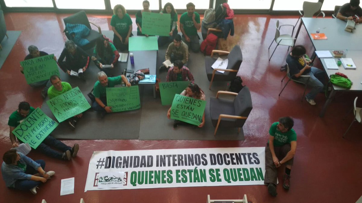iusevillaciudad's tweet photo. 📷 Mandamos un abrazo solidario y todo nuestro apoyo a los/as docentes interinos/as que en estos momentos permanecen encerrados/as en la biblioteca Infanta Elena. ¡Ánimo compañeros/as! ¡La educación pública no se vende, se defiende! ✊ https://t.co/DGO6jyEAcE