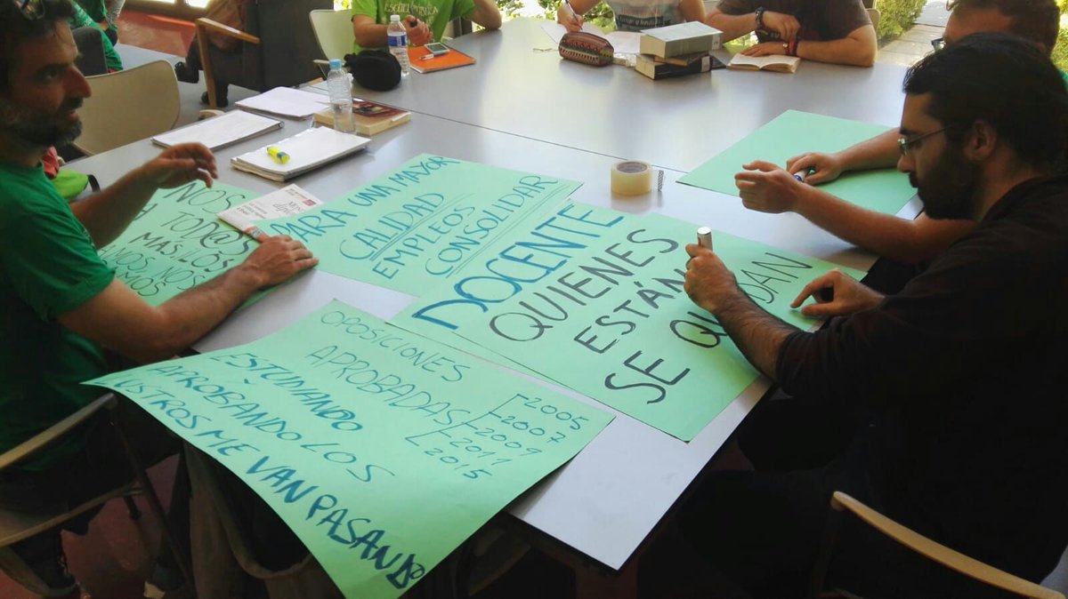 iusevillaciudad's tweet photo. 📷 Mandamos un abrazo solidario y todo nuestro apoyo a los/as docentes interinos/as que en estos momentos permanecen encerrados/as en la biblioteca Infanta Elena. ¡Ánimo compañeros/as! ¡La educación pública no se vende, se defiende! ✊ https://t.co/DGO6jyEAcE