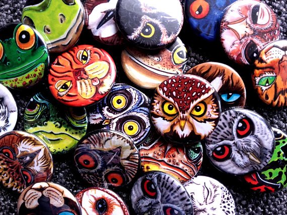 Obscurus_Presse's tweet photo. Pour emporter nos publications et nos goodies exclusifs (badges, cartes de chocogrenouilles, bijoux) chez vous, pourquoi ne pas passer commande sur notre boutique et nous envoyer un hibou ? C'est par ici: https://t.co/ULC6nC3L71 https://t.co/X91B0Mx7Vn
