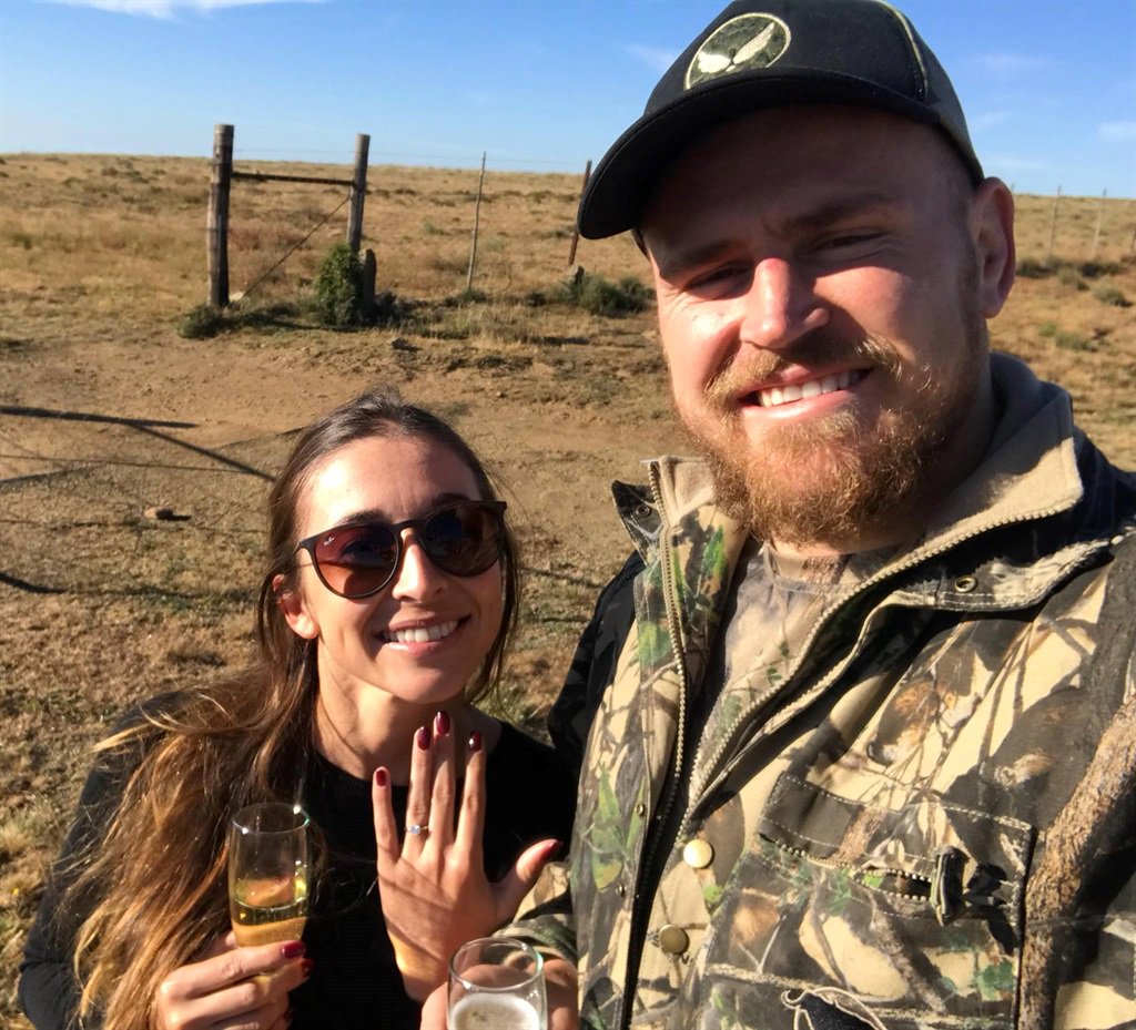 Cheetah verras meisie deur
geweer se teleskoop
<a href="/RuanBruwer/">Ruan Bruwer</a>
netwerk24.com/Vermaak/Celebs…