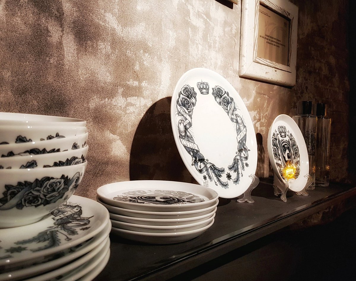 luziosays's tweet photo. ¿Te gusta nuestra vajilla? Pues la puedes adquirir en @iluzione_gastrobar o en @luzioconceptstore 
Un diseño exclusivo que le da ese toque canalla y rompedor que tanto nos caracteriza 😉  #iluzionegastrobar #restaurant #food #barcelona #tattoostyle #crockery https://t.co/ziDUtK6hIO