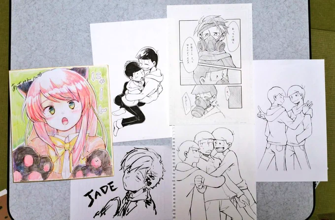 そういえば自慢し忘れてた!うさみんと唐揚ちゃんが泊まりにきた時に描いて貰った色紙とおそチョロの原画～!!にゃーちゃんもおそチョロも尊い…!ガスマスクの原画めっちゃ嬉しい…これ元の話は私が考えて描いてくれたやつなのですよ❤💚 
