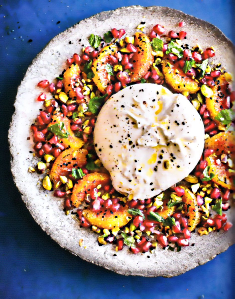 BuchGourmet's tweet photo. Ich bin verliebt in diese köstliche Kombination aus cremiger #Burrata mit süßen #Orangen, säuerlichem #Granatapfel, knackigen #Pistazien &amp; erfrischender #Minze 😍
https://t.co/qUPIMPCbVr
#Rezept aus dem #Kochbuch #Orientalia von #SabrinaGhayour Foto © Kris Kirkham #Hölker Verlag https://t.co/RUKMXGB9sX