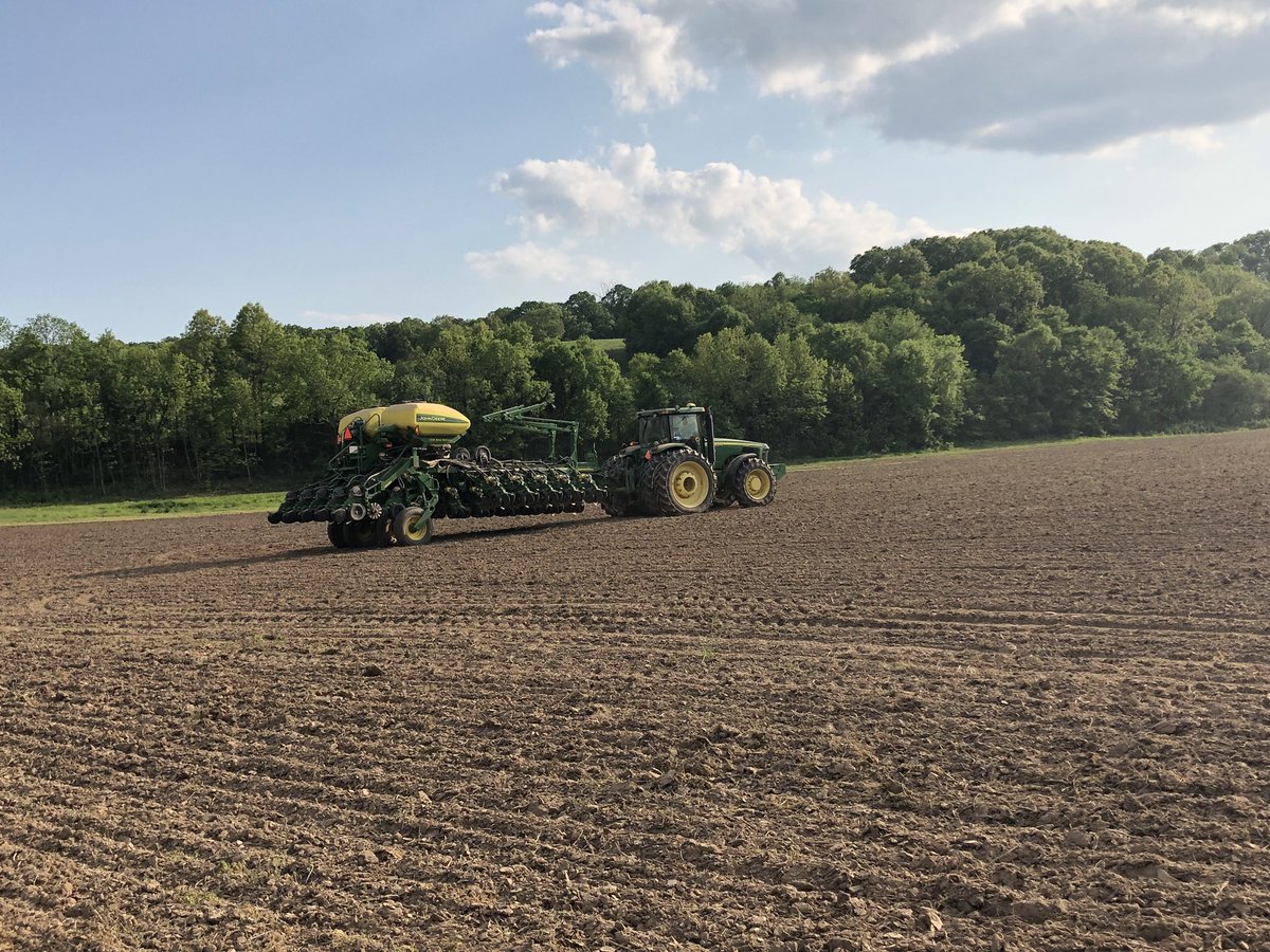 laurajunebrown's tweet image. #plant2018 has officially started! #mosoy #farmmom