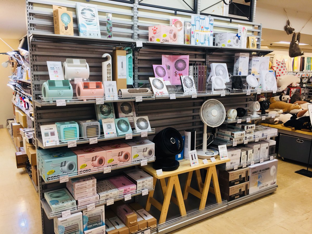 LOFT_IKEBUKURO's tweet photo. 夏に活躍するものといえば扇風機☝🏻✨
インテリアにもよくなじむ木目・ブロンズを中心に、機能だけでなくおしゃれな扇風機をお取扱しております😊
上中下3段にファンがついた扇風機も👀❗️
また、オフィスや書斎でも気軽に使える卓上の扇風機もありますよ👌🏻
#11階 #LOFTSUMMER #私のナツイロ https://t.co/l2Gn9tzMFI