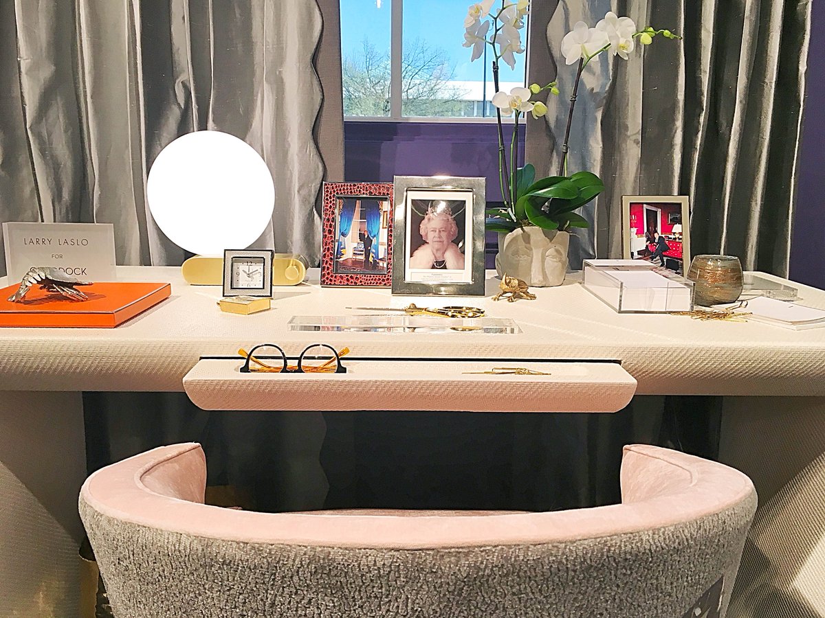 On this Monday morning, pondering how stylish designers get down to work. Here's a #workspace from #LarryLaslo. Brilliant!
.
.
#homeoffice #desk #worktolive #customoffice #writingtable <a href="/DesignOnHPMkt/">DesignOn is now ANDMORE at High Point Market</a>