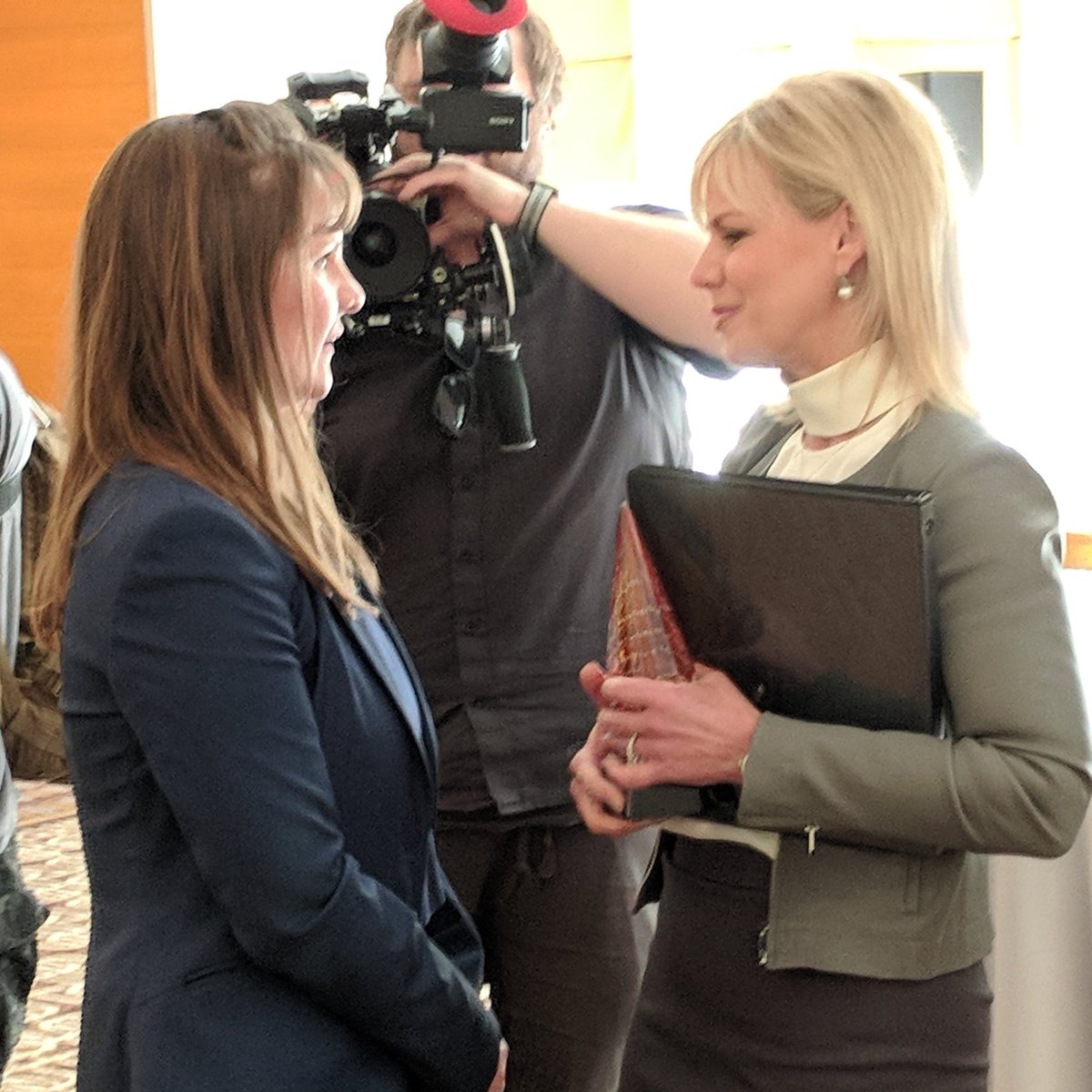 TarynTeutsch's tweet photo. Thank you, @GretchenCarlson for your courage and inspiration!  Keep being fierce! Together we can expose and stop the rewarding abusers.  #BeFierceBook
https://t.co/m3KjeiyVMM  #Justice4mom https://t.co/JkmjxqeoS5
