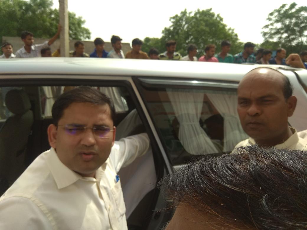 Devendralodhi62's tweet photo. स्याना  के नरेन्द्रपुर गाँव मे आँधी तूफान मे हुई मौत के लिये विधायक जी DM बुलंदशहर जी से मुँहआवजे की मांग करते हुए https://t.co/wEsNmveAyd