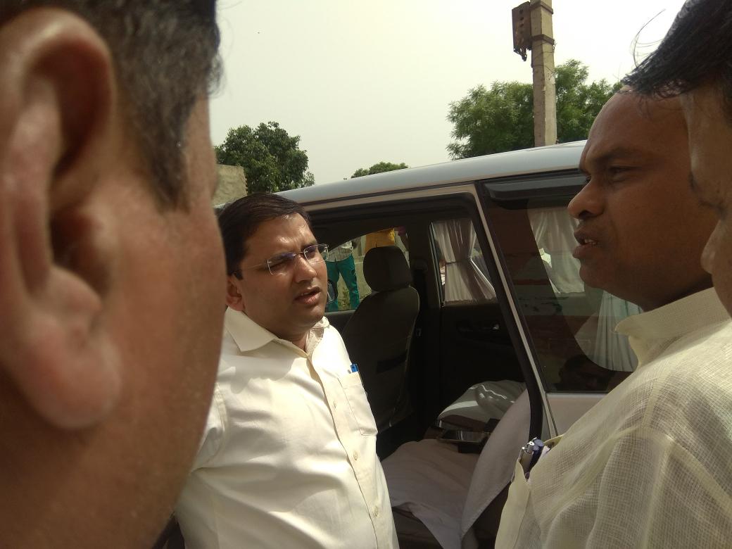 Devendralodhi62's tweet photo. स्याना  के नरेन्द्रपुर गाँव मे आँधी तूफान मे हुई मौत के लिये विधायक जी DM बुलंदशहर जी से मुँहआवजे की मांग करते हुए https://t.co/wEsNmveAyd