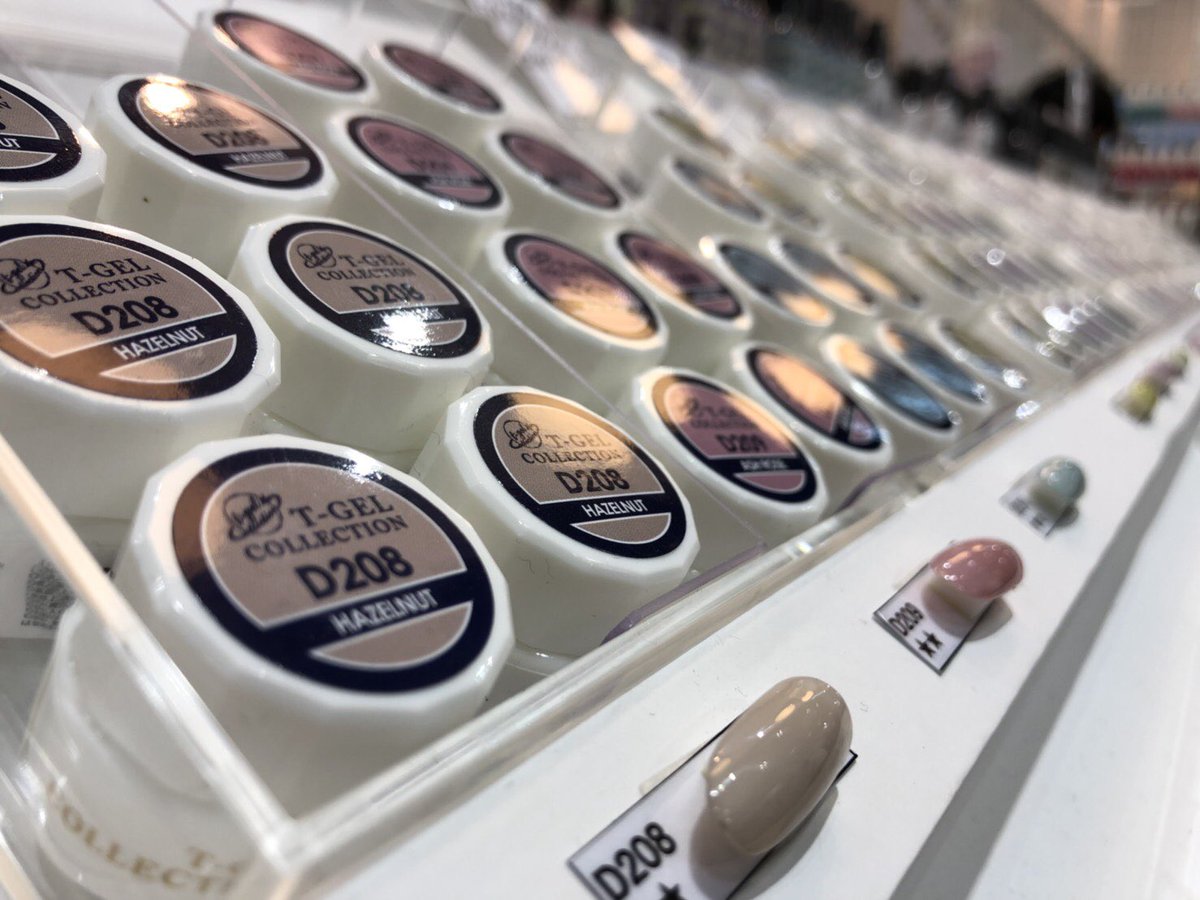 nailshopTAT's tweet photo. 【BWJ実況レポート🎤】T-GELは容器がリニューアル!世界をイメージしたデザイン容器に切り替わっていきます!両方のパターンをgetできるのは今!(どっちも可愛くて選べませんね🤤♡)#BWJ2018 #BWJ #TAT #tgel https://t.co/e5jwzPo3dC