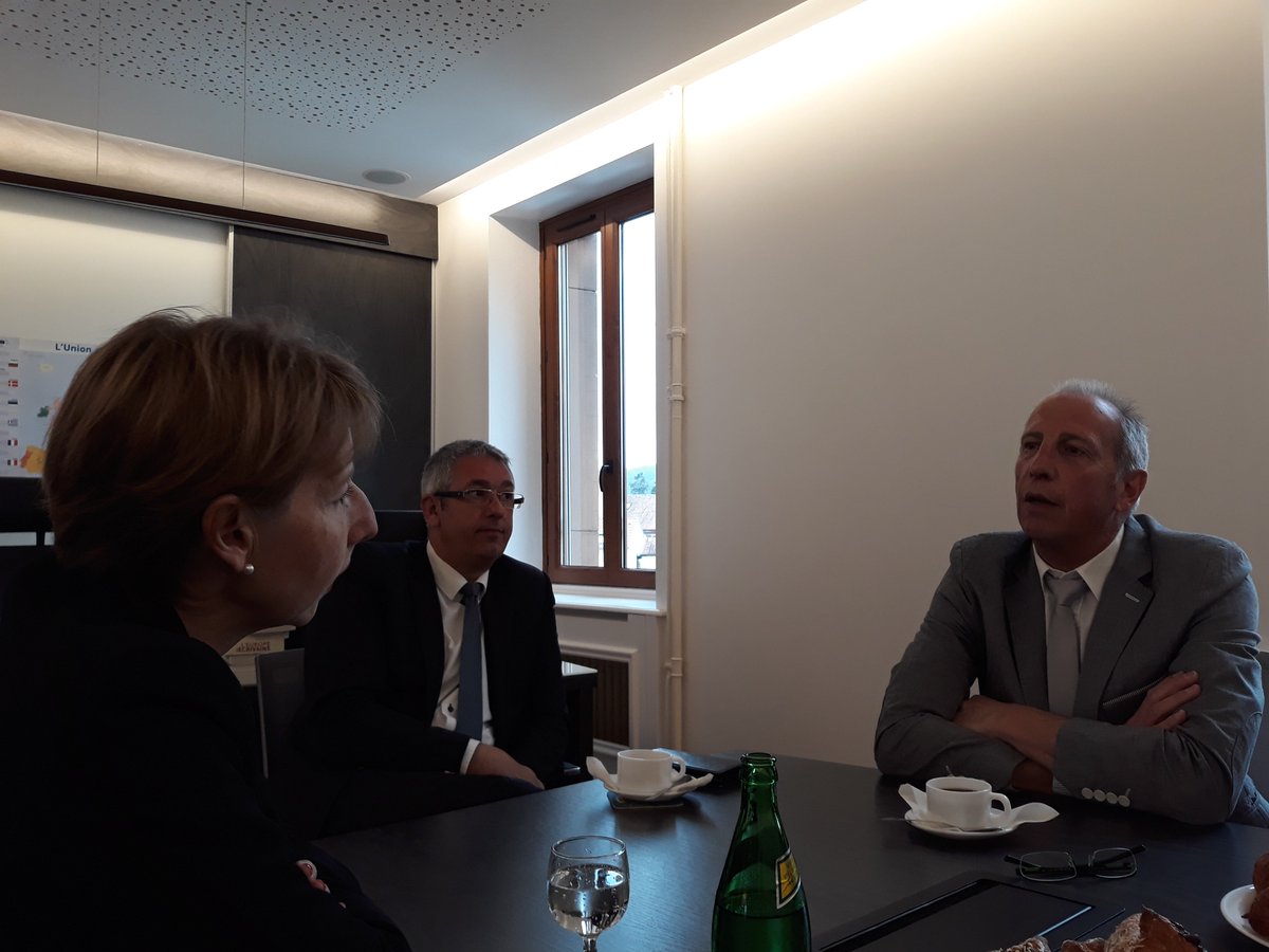 AnneSanderElue's tweet photo. Journée de l'Europe à #Valentigney dans le Doubs. Première etape: échanges avec @PhilippeGautier, Maire de la Ville https://t.co/W615mKpumc
