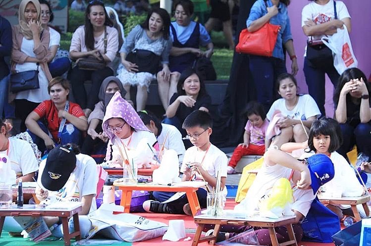 CentralParkMall's tweet photo. JUST NOW!
.
The crowd of HUSH PUPPIES COMMUNITY & HUSH PUPPIES ART COLORING COMPETITION WITH HADIPRANA on Dog Does Disco Millenials at Tribeca Park
.
#CENTRALPARKMALL #dogdoesdisco #artcompetition #kidsactivities #DogDoesDisco2018 https://t.co/zDyJ4TFn8v