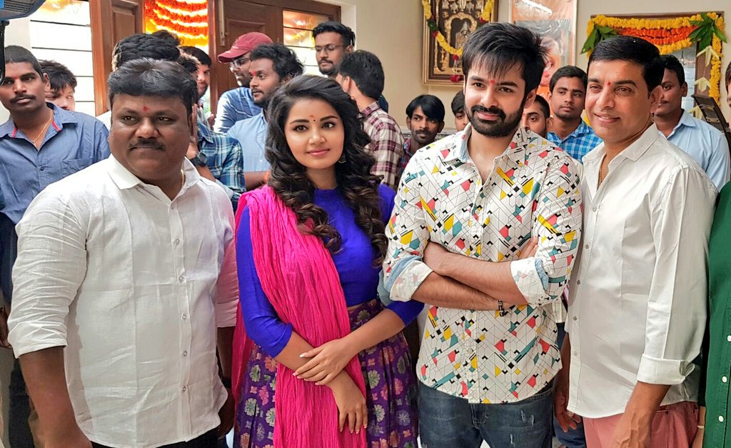 chanti_ET's tweet photo. The first look of #Ram16
@ramsayz and @anupamahere
3 hours to go for
#HelloGuruPremaKosame out today at 4PM!
#HGPKFirstLook https://t.co/bFkaeVVAlx