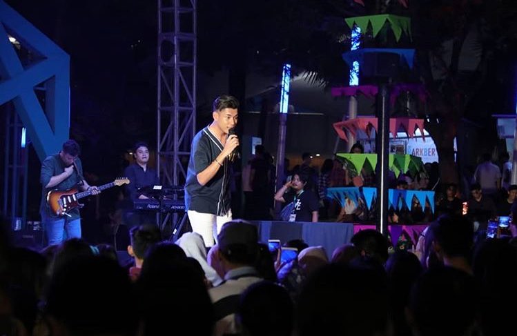 CentralParkMall's tweet photo. On Stage! 
Special performance by @jaz_hayat On Dog Does Disco Millennials at Tribeca Park
.
#CENTRALPARKMALL #DogDoesDisco2018 #dogevent #doglover #pecintaanjing https://t.co/Vm46FUhxed