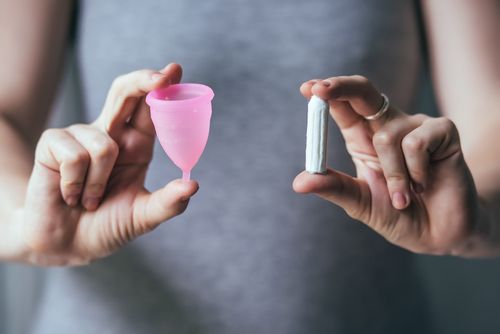 DeScalpel's tweet image. Hoeveel tampons en pads gooi je weg in je leven (Wat? Zoveel?). Waar worden deze producten van gemaakt? (Echt? Jeetje zeg). Zijn er gezondere en/of groenere alternatieven? Jazeker. Lees dit verhaal en je bent op de hoogte (€) #PeriodMagazine buff.ly/2rGxBmE