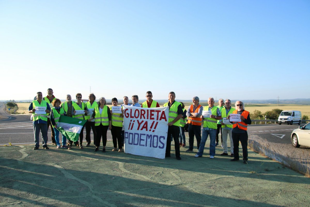 gspguillena's tweet photo. Concentración para apoyar la enmienda en Congreso de los Diputados de construcción de enlace de #Guillena con autovía de La Plata, reclamada por el pleno de Guillena y comprometida por @fomentogob @diariosevilla https://t.co/mngFM339kW